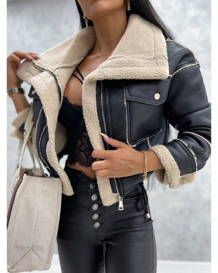 Veste en cuir femme élégante de luxe, couleur beige, coupe intemporelle pour un style chic et raffiné.