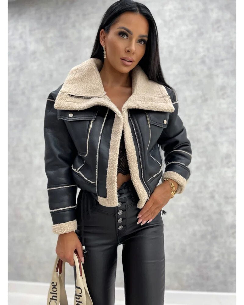 Veste en cuir noire pour femme, chic et polyvalente, idéale pour un look intemporel et confortable.