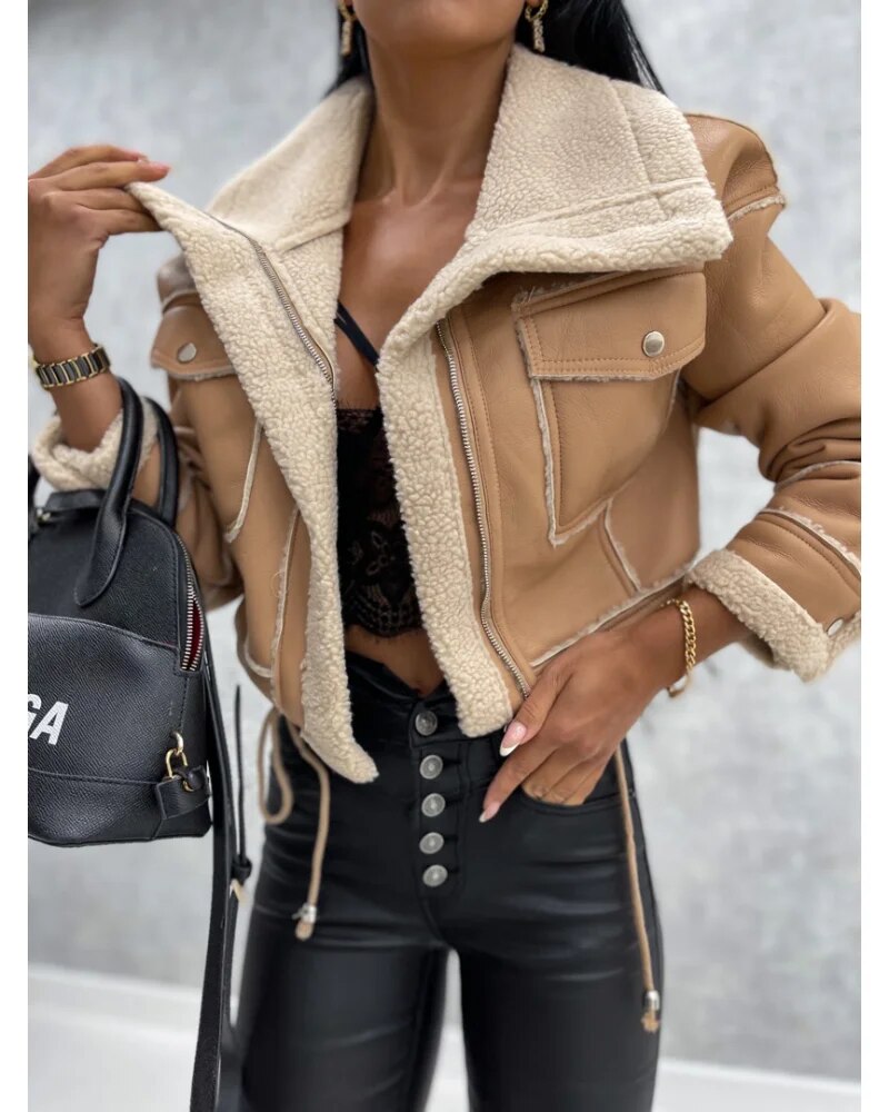 Veste en cuir kaki de luxe pour femme, vêtement féminin intemporel, mode chic et élégante.