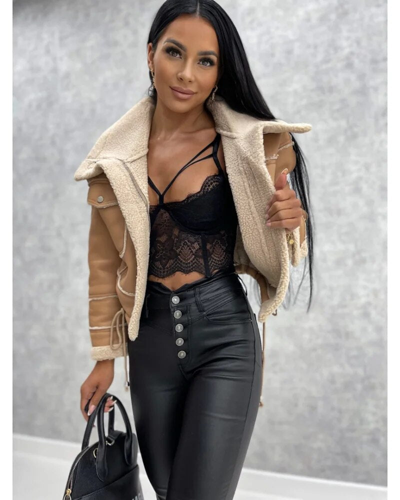 Veste en cuir beige femme, design élégant et confortable, parfaite pour une tenue mode intemporelle.