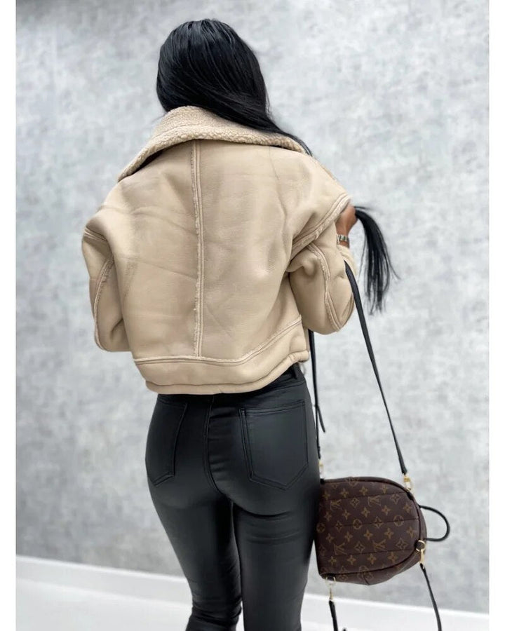 Veste en cuir de luxe noire femme, style intemporel et qualité supérieure pour un vestiaire chic.