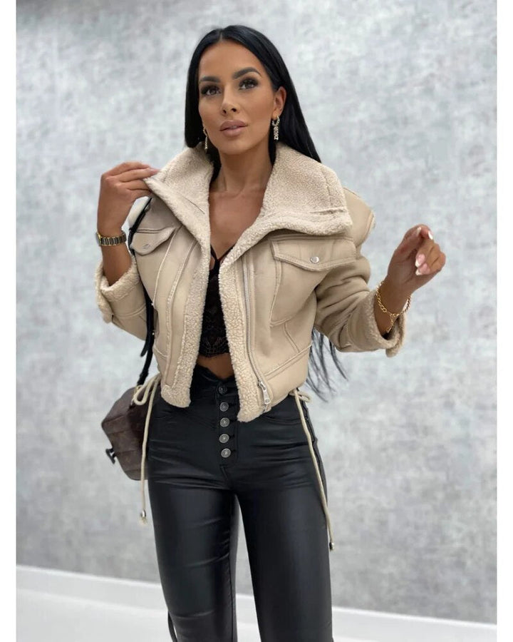 Veste en cuir femme élégante kaki, mode chic et féminine, une pièce maîtresse pour tenue de luxe.