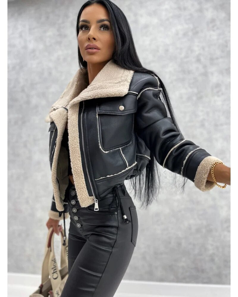 Veste en cuir beige, femme, élégante et sophistiquée, idéale pour une tenue polyvalente de luxe.