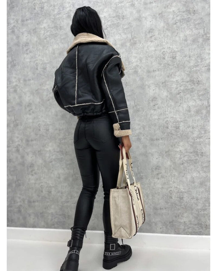 Veste en cuir noire femme, style intemporel et moderne, chic et confortable pour toutes les occasions.