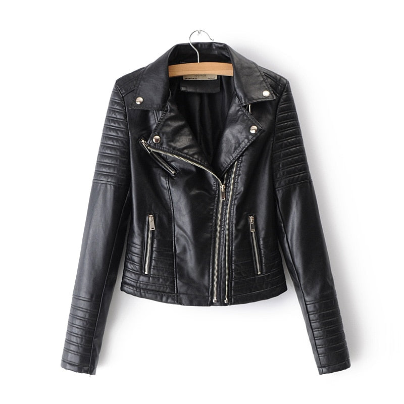 Veste en cuir femme élégante et moderne, coupe chic, parfaite pour le printemps ou l'automne.