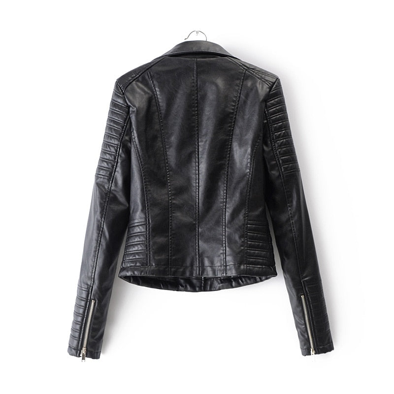 Blouson en cuir femme audacieux, style tendance, idéal pour un look décontracté et moderne.