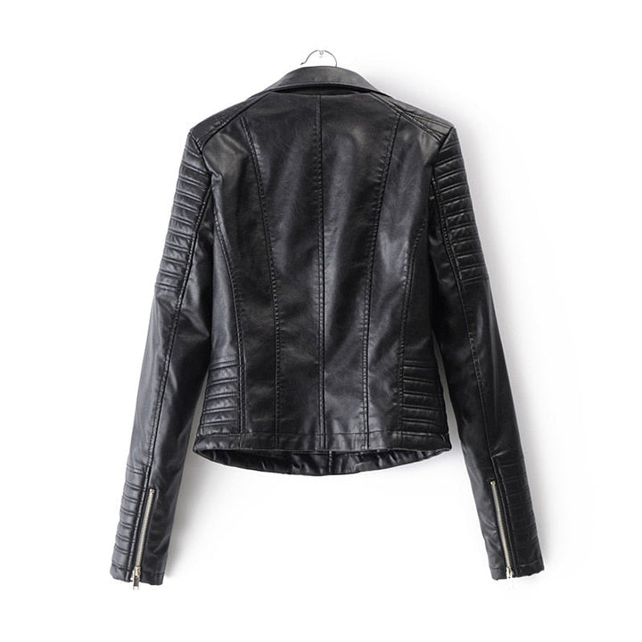 Blouson en cuir femme audacieux, style tendance, idéal pour un look décontracté et moderne.
