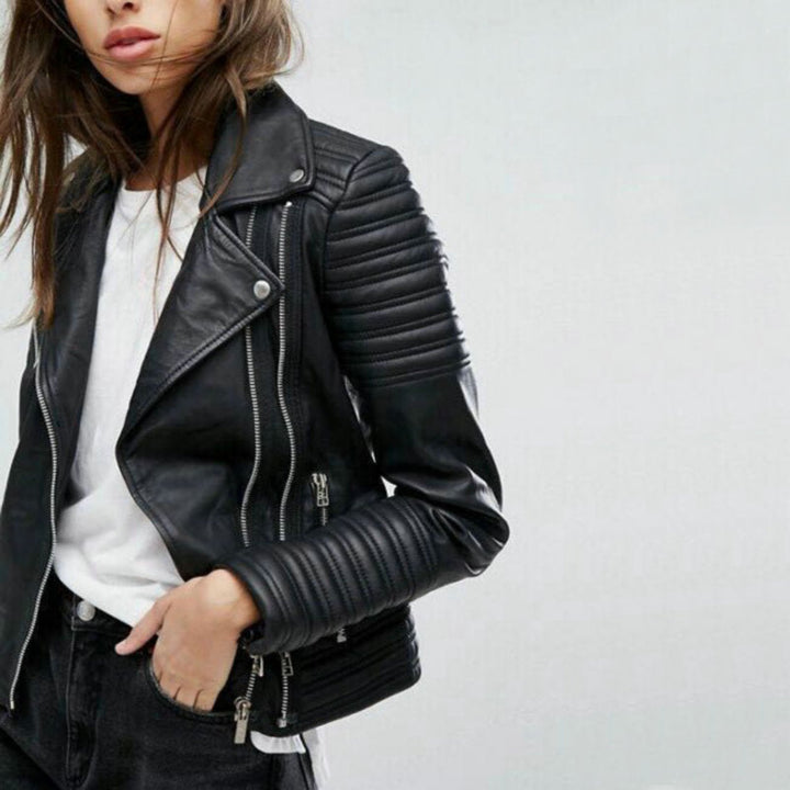Veste en cuir noir pour femme, chic et polyvalente, ajoutant une touche d'élégance à toute tenue.