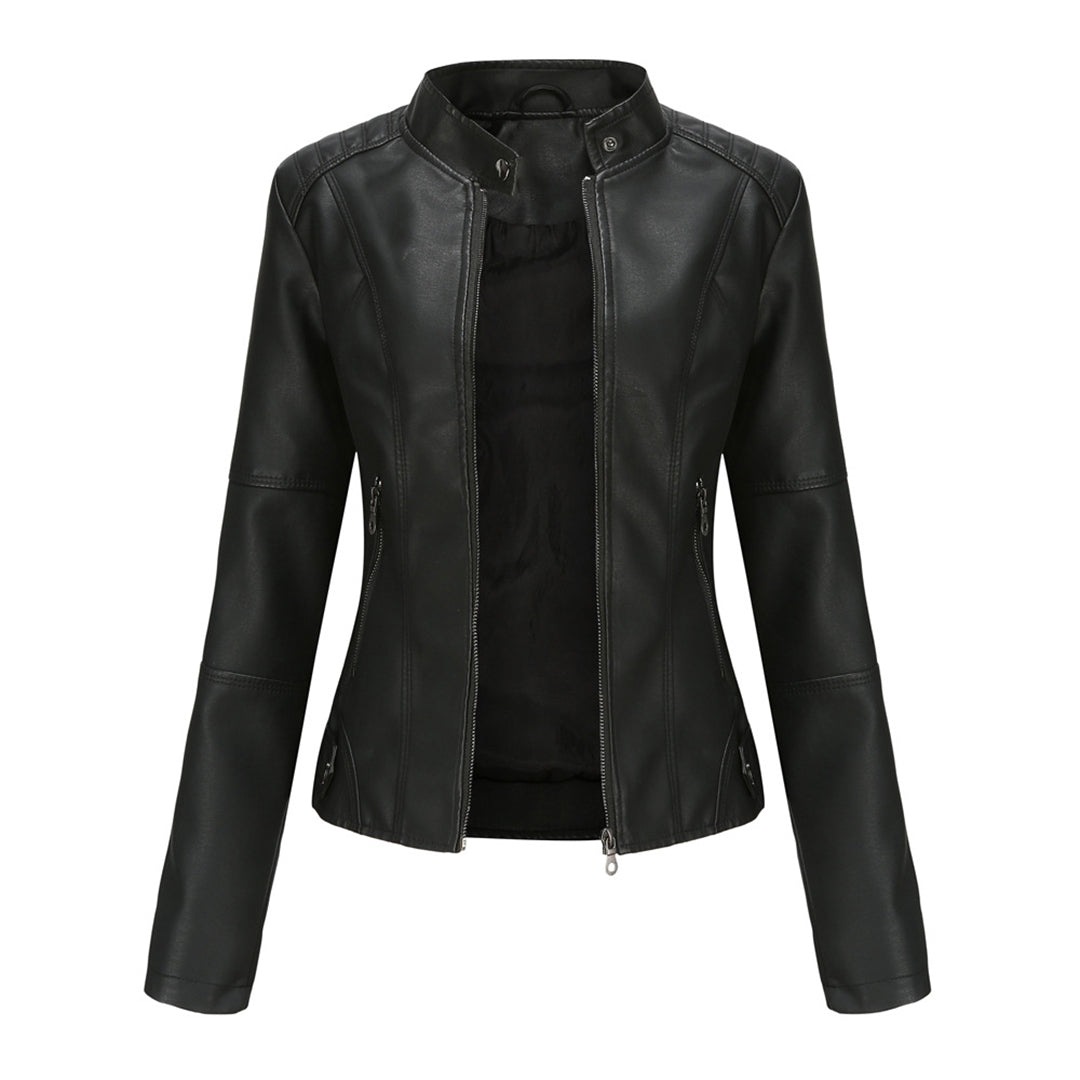 Veste en cuir femme chic, coupe motard ajustée, couleur classique, idéale pour un style casual ou habillé.