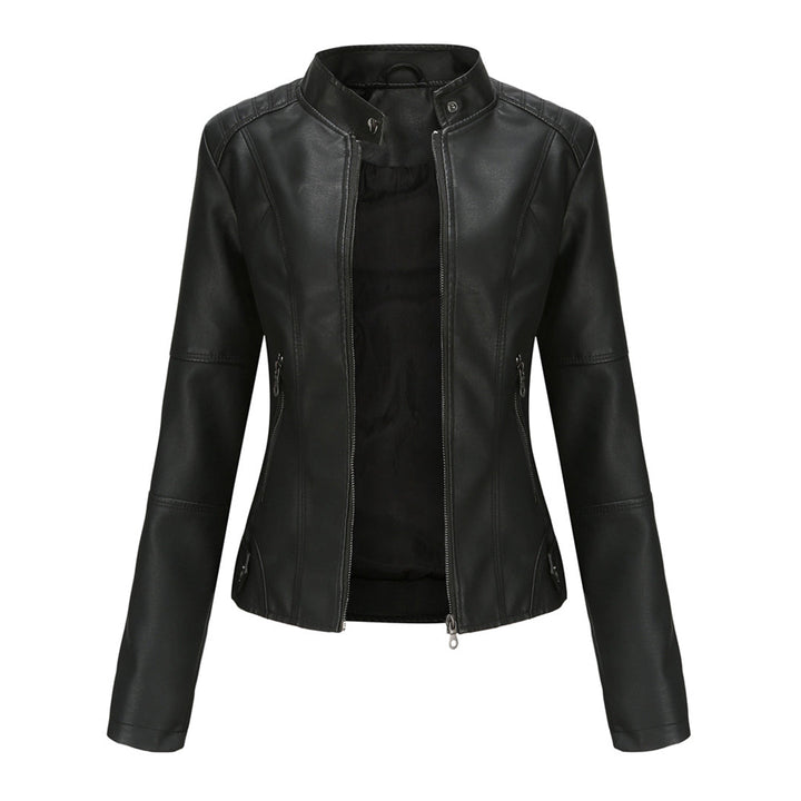 Veste en cuir femme chic, coupe motard ajustée, couleur classique, idéale pour un style casual ou habillé.