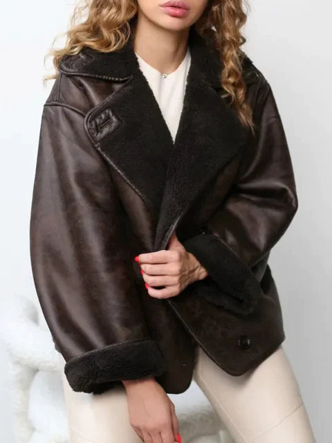 Veste en cuir femme vintage marron, élégante pour un style intemporel et chic.