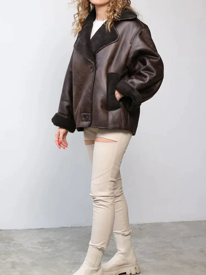 Veste femme mode rétro marron, pièce maîtresse pour une tenue chic et unique.