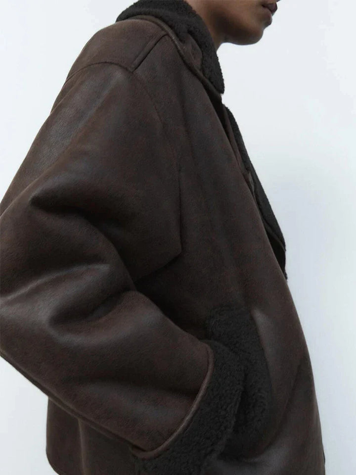 Veste vintage femme marron, élégance et confort pour un look rétro unique.