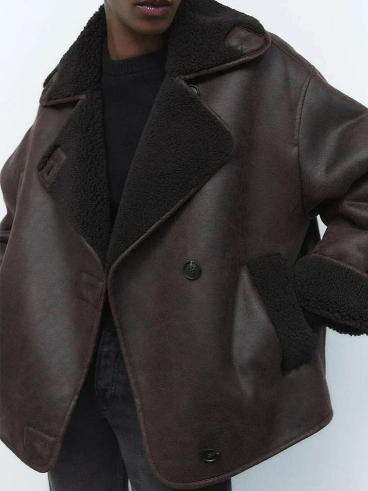 Veste en cuir femme marron, pièce maîtresse chic pour un style rétro élégant.