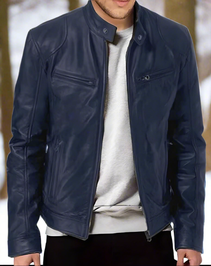 "Veste en cuir homme élégante avec col bouton-pression, poches zippées; cuir brun riche, style chic pour toute occasion."