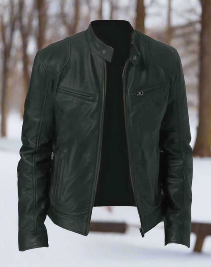 "Veste en cuir homme élégante avec col bouton-pression, poches zippées; cuir brun riche, style chic pour toute occasion."