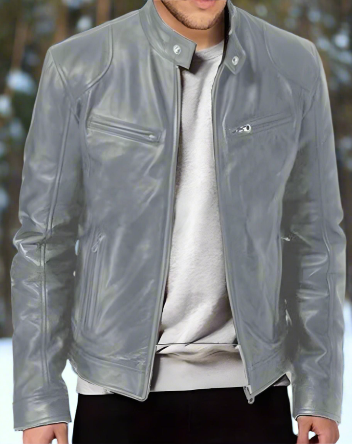 "Veste en cuir homme élégante avec col bouton-pression, poches zippées; cuir brun riche, style chic pour toute occasion."