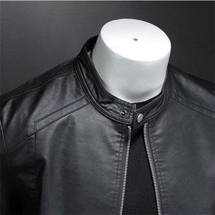 "Veste en cuir noir pour hommes, design épuré, poches zippées, coupe chic et polyvalente, idéale pour toute occasion."