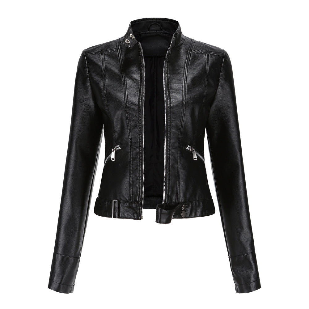 Veste en cuir noire chic pour femme, style moderne et élégant, parfaite pour une tenue audacieuse et sophistiquée.