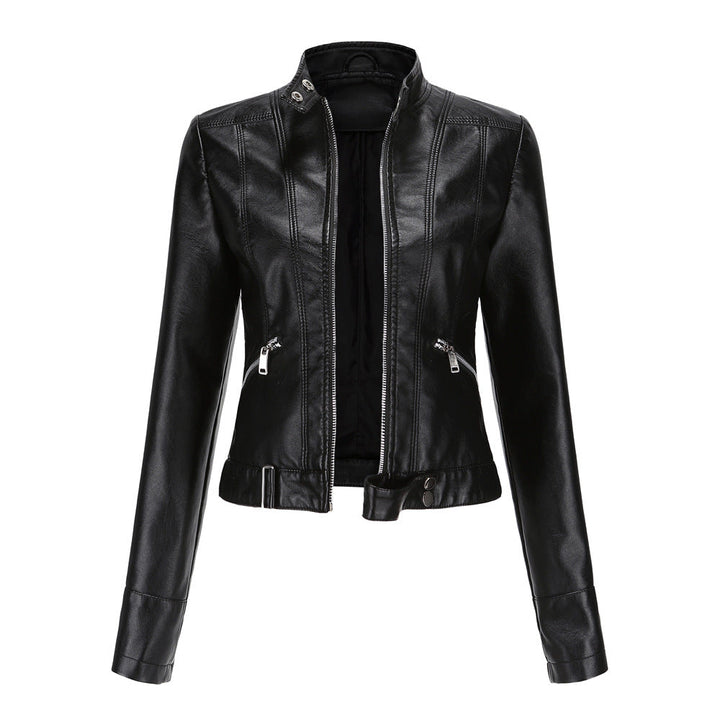 Veste en cuir noire chic pour femme, style moderne et élégant, parfaite pour une tenue audacieuse et sophistiquée.