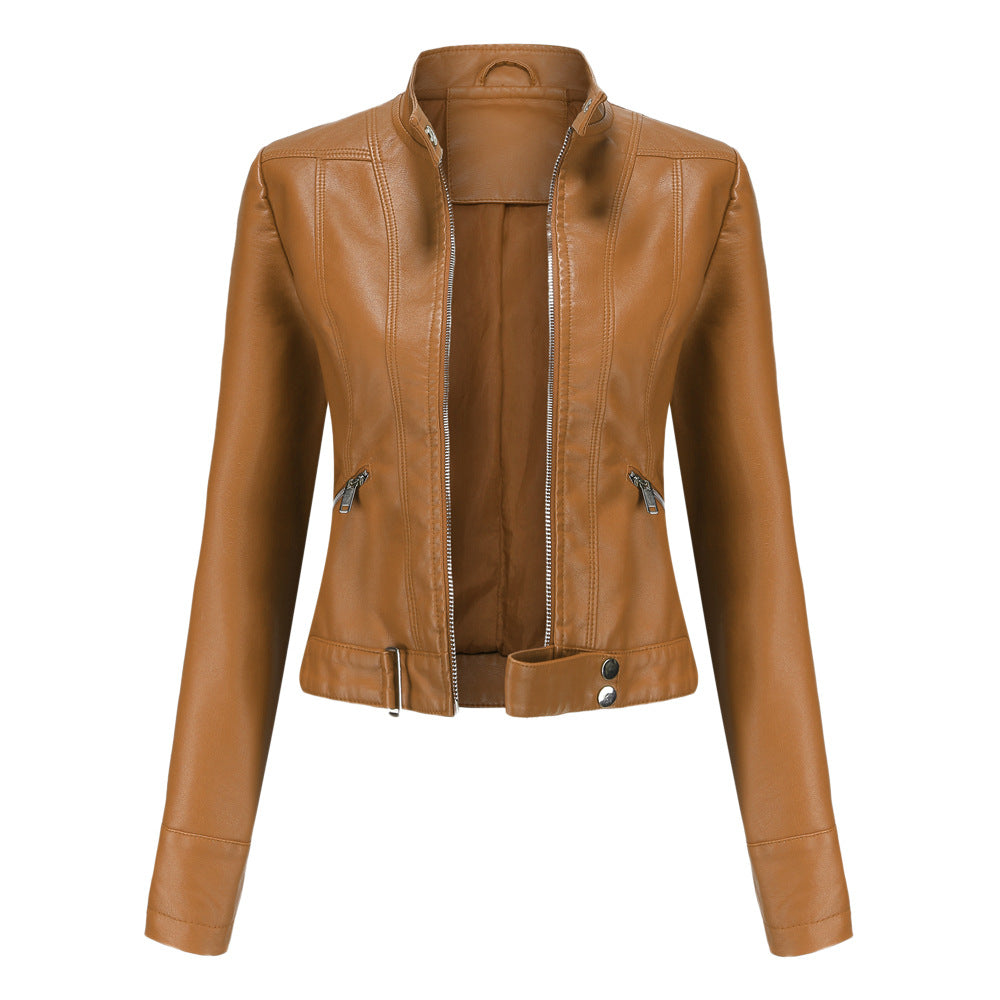Veste en cuir noir souple pour femme, coupe moderne, conférant élégance et style intemporel à la mode féminine.