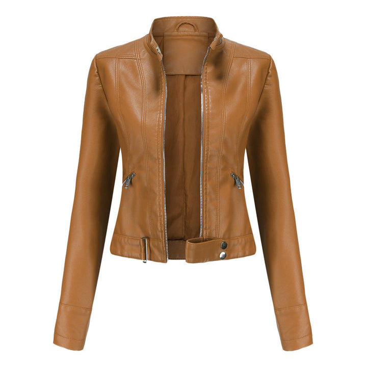 Veste en cuir noir souple pour femme, coupe moderne, conférant élégance et style intemporel à la mode féminine.