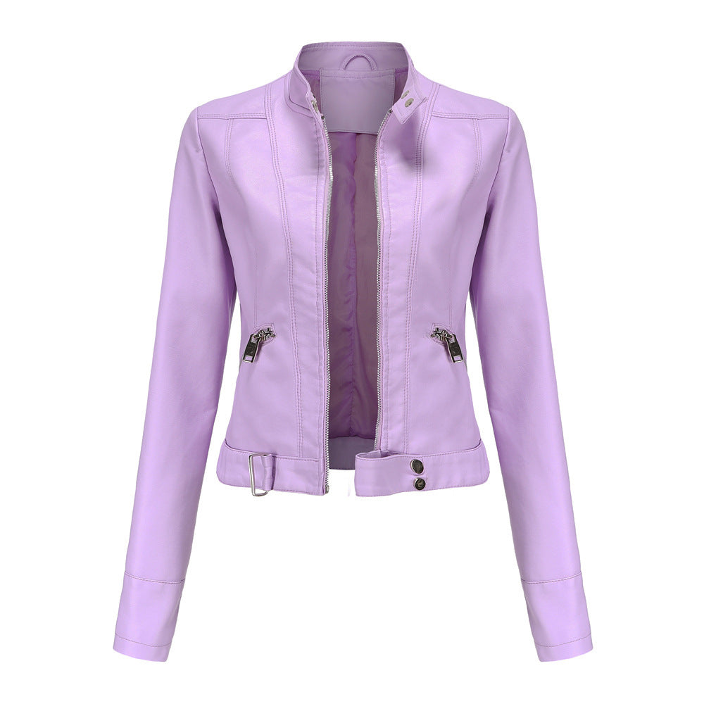 Femme portant une veste en cuir noir élégante, coupe moderne et audacieuse, un vêtement femme intemporel.