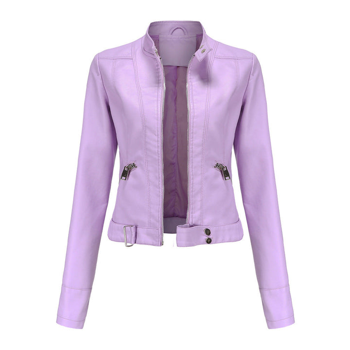 Femme portant une veste en cuir noir élégante, coupe moderne et audacieuse, un vêtement femme intemporel.