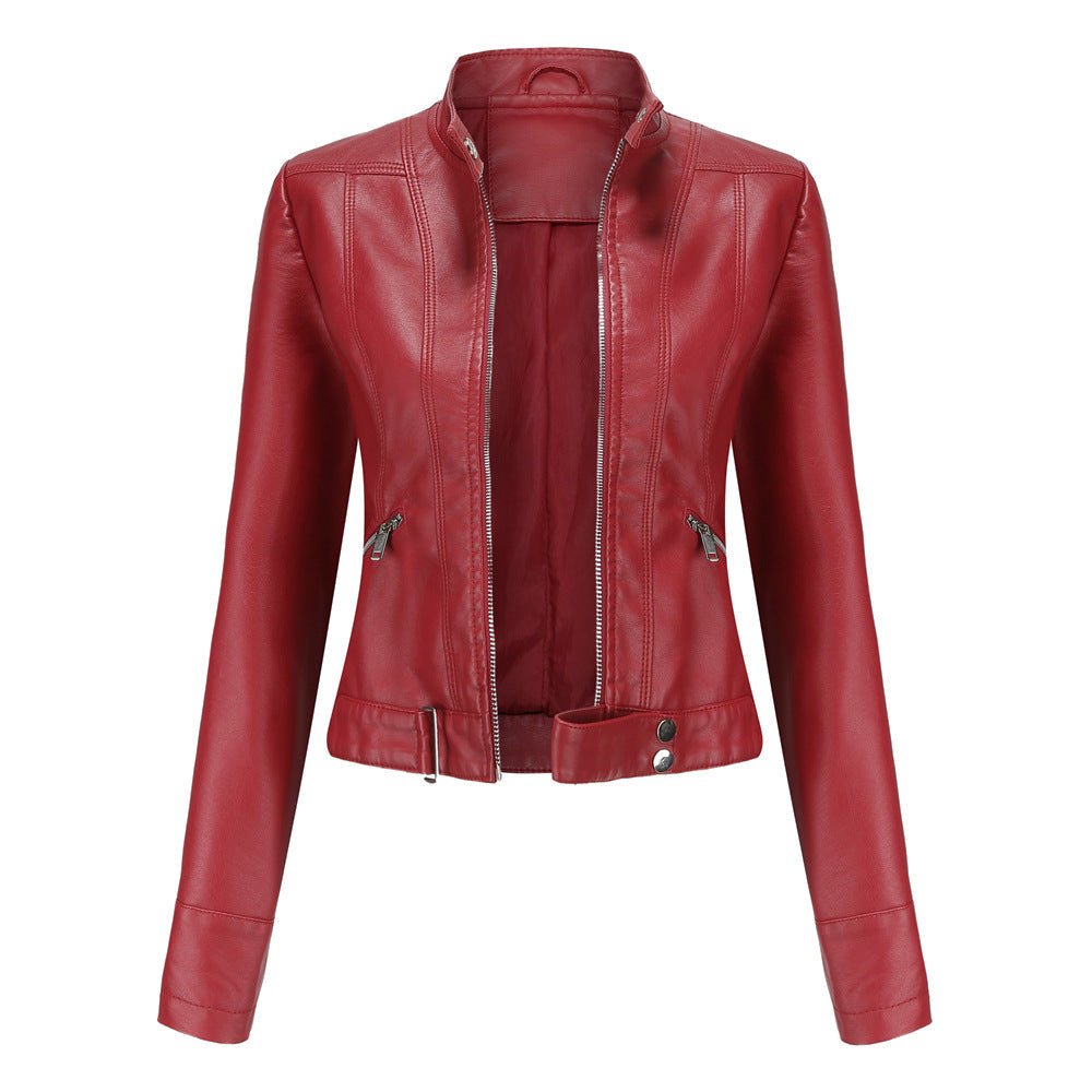 Veste en cuir noir sophistiquée pour femme, avec détails élégants, représentant la mode féminine moderne.