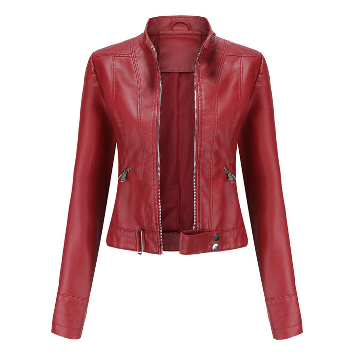 Veste en cuir noir sophistiquée pour femme, avec détails élégants, représentant la mode féminine moderne.