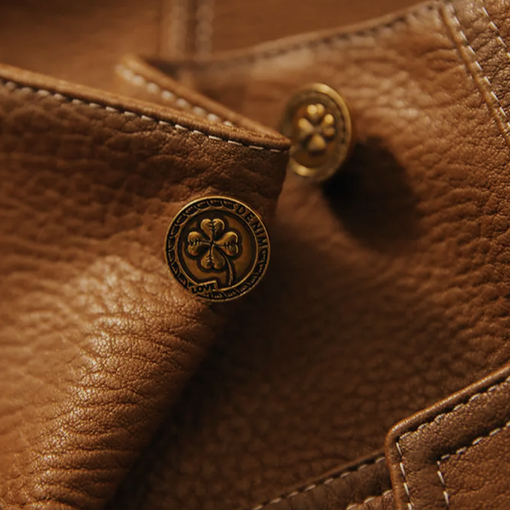 Veste en cuir pour femme, élégante et intemporelle, col distinctif, fermeture à boutons, poches pratiques, cuir doux.