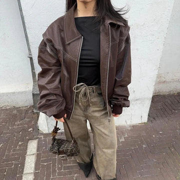 Veste en cuir rouge pour femme, coupe ample, col revers, style chic et intemporel.