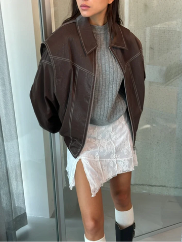 Veste en cuir rouge pour femme, coupe ample, col revers, style chic et intemporel.