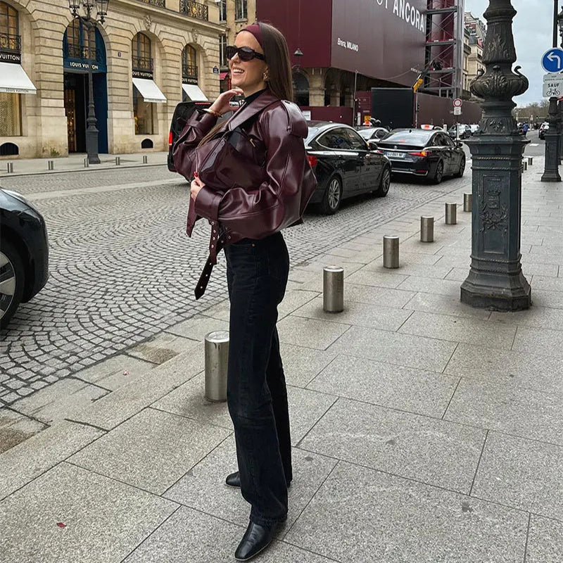 "Veste en cuir vegan noire chic style audacieux, coupe ajustée et col structuré, pour un look urbain moderne."