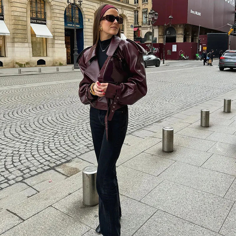 "Veste en cuir vegan noire chic style audacieux, coupe ajustée et col structuré, pour un look urbain moderne."