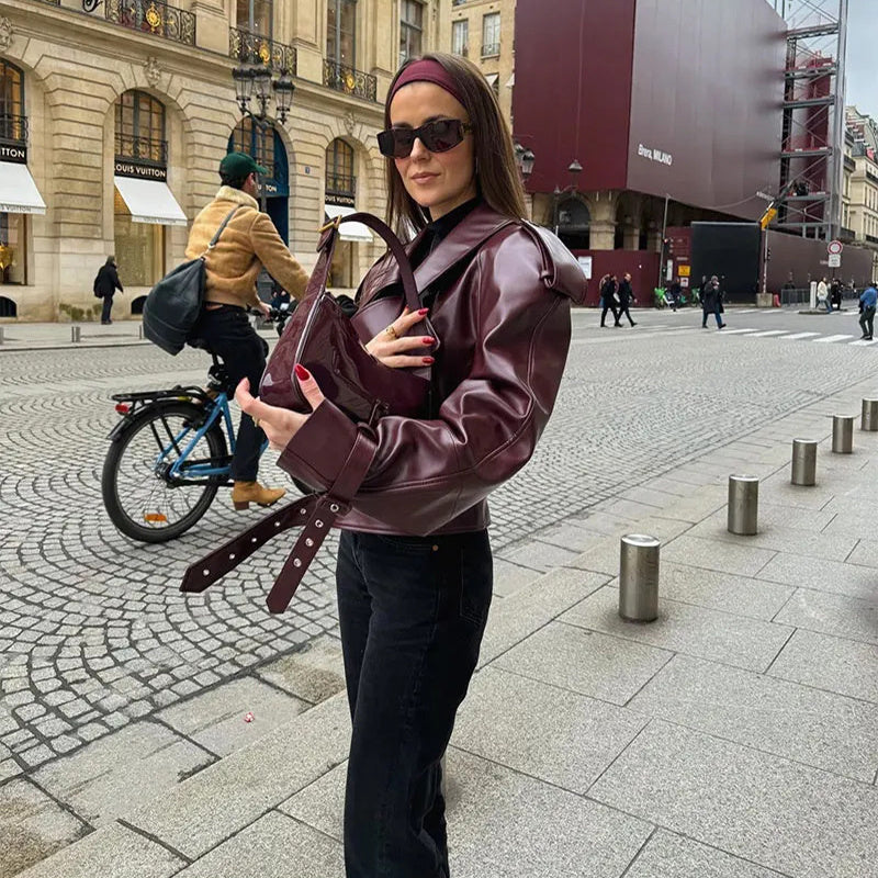 "Veste en cuir vegan noire chic style audacieux, coupe ajustée et col structuré, pour un look urbain moderne."