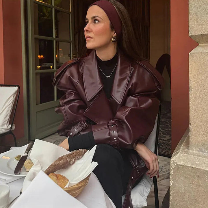 "Veste en cuir vegan noire chic style audacieux, coupe ajustée et col structuré, pour un look urbain moderne."