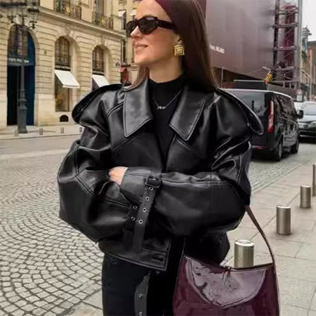 "Veste en cuir vegan noire chic style audacieux, coupe ajustée et col structuré, pour un look urbain moderne."