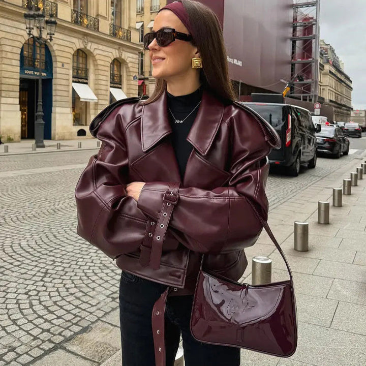 "Veste en cuir vegan noire chic style audacieux, coupe ajustée et col structuré, pour un look urbain moderne."