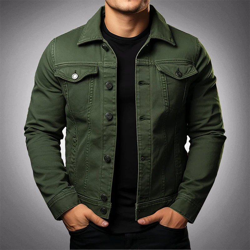 "Veste en denim élégante pour homme, boutonnière classique, poches pratiques, couleur bleue, style robuste et intemporel."