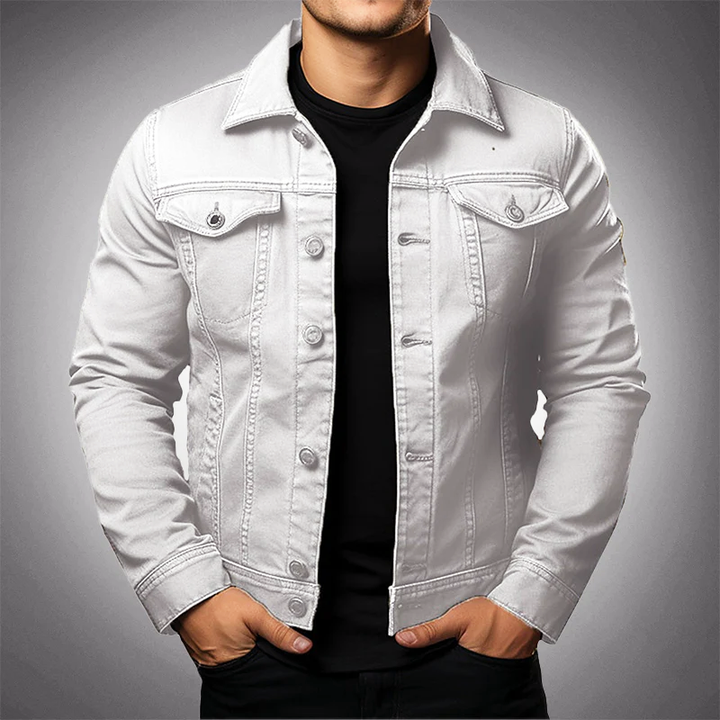 "Veste en denim élégante pour homme, boutonnière classique, poches pratiques, couleur bleue, style robuste et intemporel."
