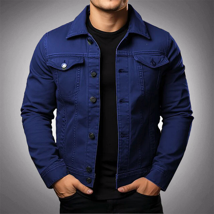 "Veste en denim élégante pour homme, boutonnière classique, poches pratiques, couleur bleue, style robuste et intemporel."