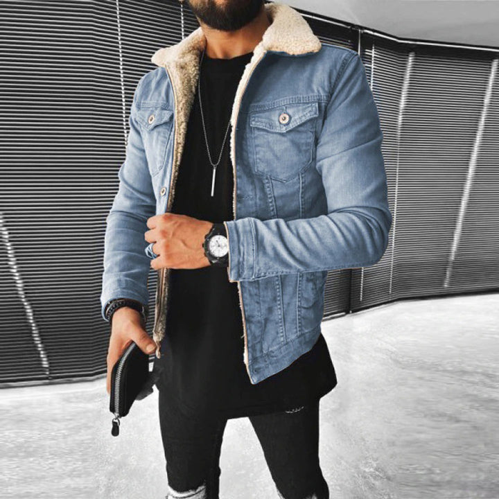 "Veste en denim homme élégante, coupe flatteuse, couleur bleu, idéale pour toutes occasions, confort exceptionnel."