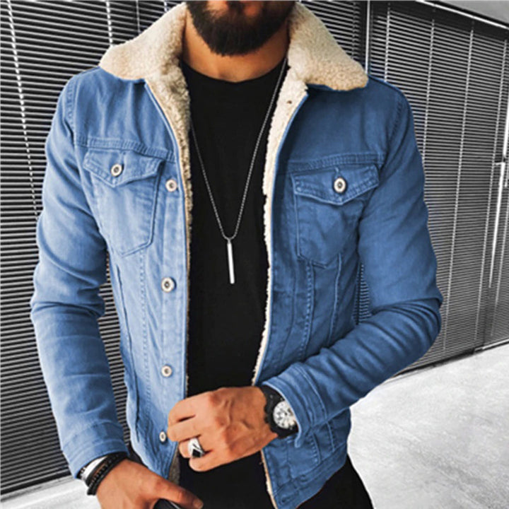 "Veste en denim homme élégante, coupe flatteuse, couleur bleu, idéale pour toutes occasions, confort exceptionnel."