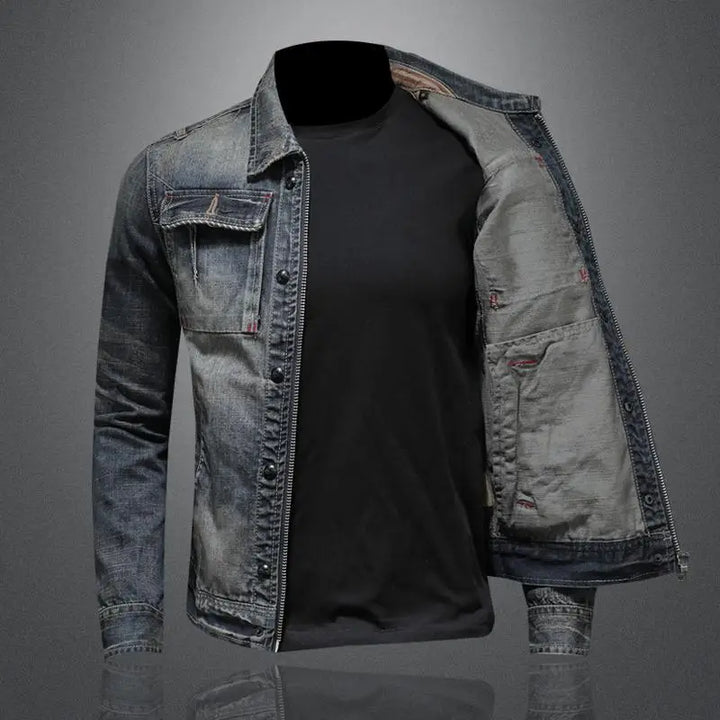 "Veste en denim rétro pour homme, style vintage, bleu avec poches, coupe élégante et intemporelle pour look décontracté."