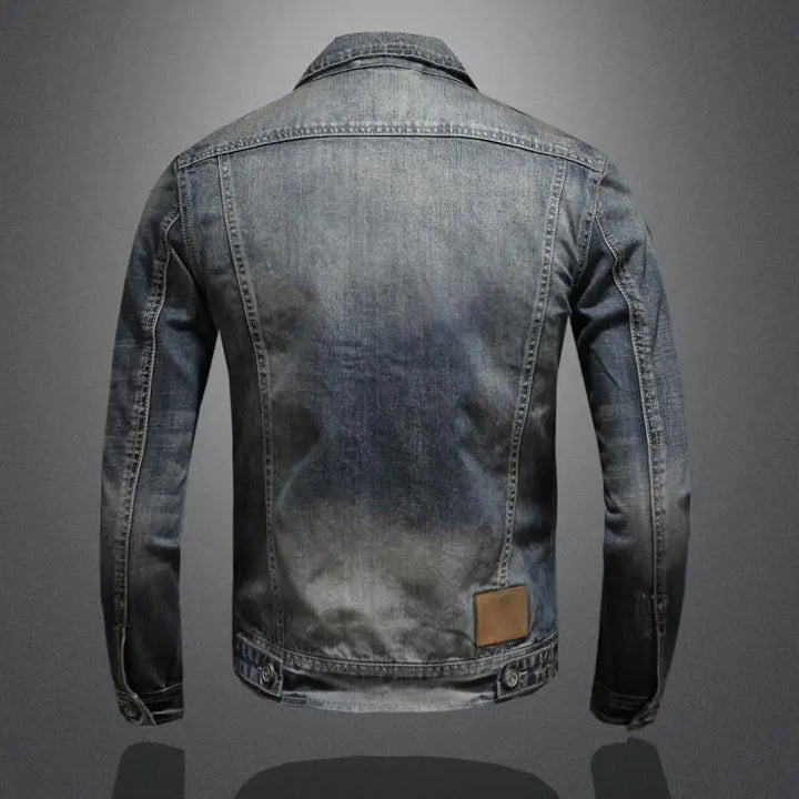 "Veste en denim rétro pour homme, style vintage, bleu avec poches, coupe élégante et intemporelle pour look décontracté."