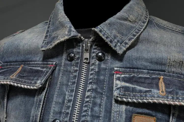 "Veste en denim rétro pour homme, style vintage, bleu avec poches, coupe élégante et intemporelle pour look décontracté."