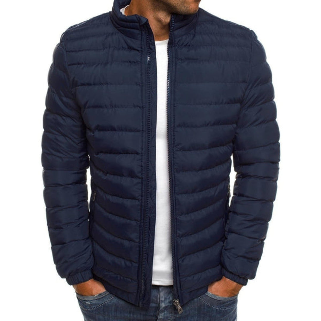 Veste homme urbaine en duvet, offrant protection intempéries et chaleur élégante pour un style masculin affirmé.