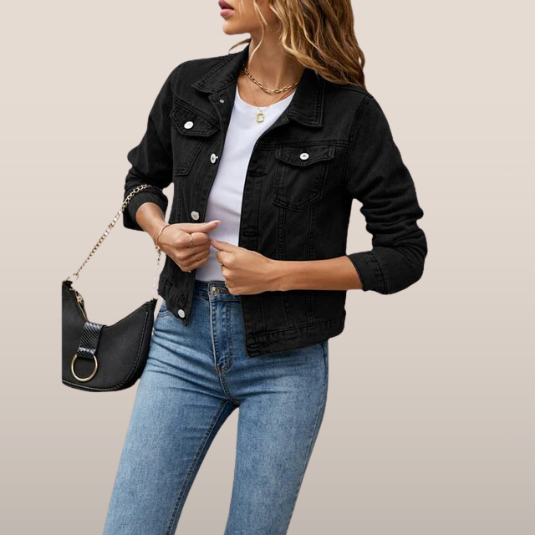 "Veste en jean femme courte, style intemporel, avec col classique et poches, idéale pour tous les looks décontractés."