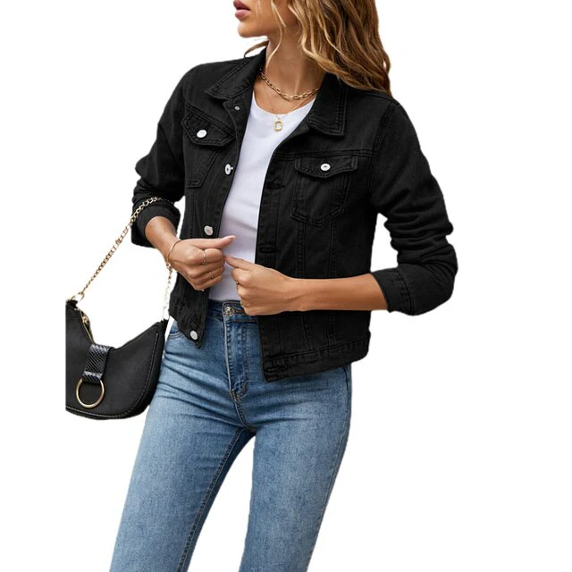 "Veste en jean femme courte, style intemporel, avec col classique et poches, idéale pour tous les looks décontractés."